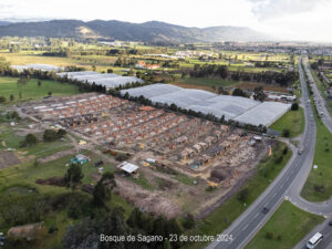 Comienzan a hacerse las planchas para la construcción de los pisos en los altillos y el avance en la edificación de más casas en Bosque de Sagano. Las viviendas continúan tomando forma, con las estructuras y el urbanismo claramente definidos en el terreno.