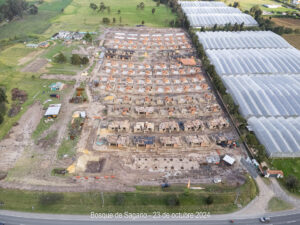 Comienzan a hacerse las planchas para la construcción de los pisos en los altillos y el avance en la edificación de más casas en Bosque de Sagano. Las viviendas continúan tomando forma, con las estructuras y el urbanismo claramente definidos en el terreno.