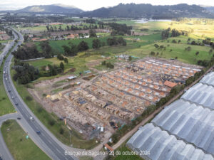 Comienzan a hacerse las planchas para la construcción de los pisos en los altillos y el avance en la edificación de más casas en Bosque de Sagano. Las viviendas continúan tomando forma, con las estructuras y el urbanismo claramente definidos en el terreno.