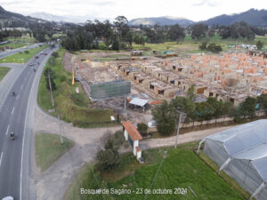 Comienzan a hacerse las planchas para la construcción de los pisos en los altillos y el avance en la edificación de más casas en Bosque de Sagano. Las viviendas continúan tomando forma, con las estructuras y el urbanismo claramente definidos en el terreno.