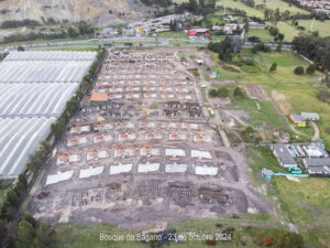 Comienzan a hacerse las planchas para la construcción de los pisos en los altillos y el avance en la edificación de más casas en Bosque de Sagano. Las viviendas continúan tomando forma, con las estructuras y el urbanismo claramente definidos en el terreno.