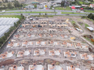 Comienzan a hacerse las planchas para la construcción de los pisos en los altillos y el avance en la edificación de más casas en Bosque de Sagano. Las viviendas continúan tomando forma, con las estructuras y el urbanismo claramente definidos en el terreno.