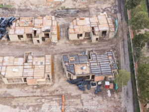 Comienzan a hacerse las planchas para la construcción de los pisos en los altillos y el avance en la edificación de más casas en Bosque de Sagano. Las viviendas continúan tomando forma, con las estructuras y el urbanismo claramente definidos en el terreno.