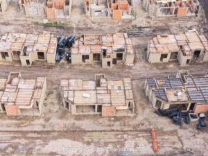 Comienzan a hacerse las planchas para la construcción de los pisos en los altillos y el avance en la edificación de más casas en Bosque de Sagano. Las viviendas continúan tomando forma, con las estructuras y el urbanismo claramente definidos en el terreno.