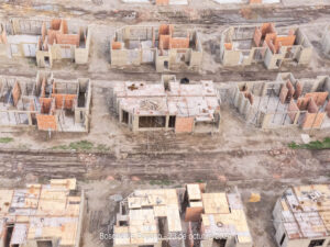 Comienzan a hacerse las planchas para la construcción de los pisos en los altillos y el avance en la edificación de más casas en Bosque de Sagano. Las viviendas continúan tomando forma, con las estructuras y el urbanismo claramente definidos en el terreno.