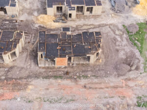 Comienzan a hacerse las planchas para la construcción de los pisos en los altillos y el avance en la edificación de más casas en Bosque de Sagano. Las viviendas continúan tomando forma, con las estructuras y el urbanismo claramente definidos en el terreno.