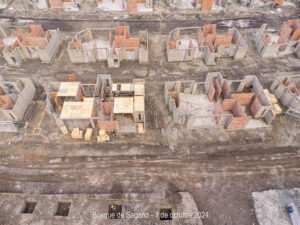 Avance en la construcción de muros y mampostería. Las casas comienzan a tomar forma, y ya se puede ver el terreno completo de esta etapa, con el urbanismo claramente definido en Bosque de Sagano.