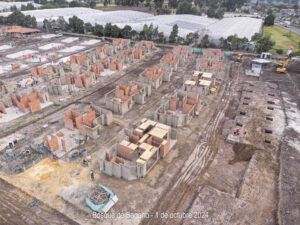 Avance en la construcción de muros y mampostería. Las casas comienzan a tomar forma, y ya se puede ver el terreno completo de esta etapa, con el urbanismo claramente definido en Bosque de Sagano.