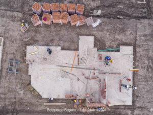 Avance en la construcción de muros y mampostería. Las casas comienzan a tomar forma, y ya se puede ver el terreno completo de esta etapa, con el urbanismo claramente definido en Bosque de Sagano.