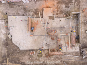 Avance en la construcción de muros y mampostería. Las casas comienzan a tomar forma, y ya se puede ver el terreno completo de esta etapa, con el urbanismo claramente definido en Bosque de Sagano.