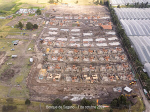 Avance en la construcción de muros y mampostería. Las casas comienzan a tomar forma, y ya se puede ver el terreno completo de esta etapa, con el urbanismo claramente definido en Bosque de Sagano.