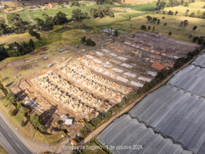 Avance en la construcción de muros y mampostería. Las casas comienzan a tomar forma, y ya se puede ver el terreno completo de esta etapa, con el urbanismo claramente definido en Bosque de Sagano.