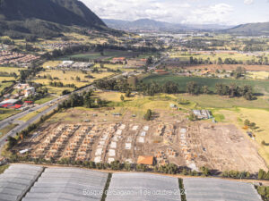 Avance en la construcción de muros y mampostería. Las casas comienzan a tomar forma, y ya se puede ver el terreno completo de esta etapa, con el urbanismo claramente definido en Bosque de Sagano.