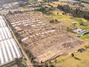 Avance en la construcción de muros y mampostería. Las casas comienzan a tomar forma, y ya se puede ver el terreno completo de esta etapa, con el urbanismo claramente definido en Bosque de Sagano.