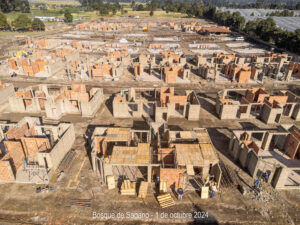 Avance en la construcción de muros y mampostería. Las casas comienzan a tomar forma, y ya se puede ver el terreno completo de esta etapa, con el urbanismo claramente definido en Bosque de Sagano.