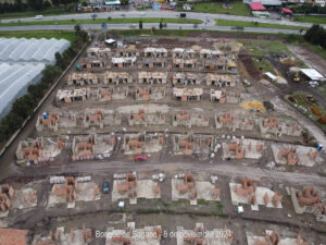 El avance en Bosque de Sagano sigue adelante con paso firme. Se consolidan nuevas estructuras, destacando el progreso continuo en las viviendas y el urbanismo del proyecto.