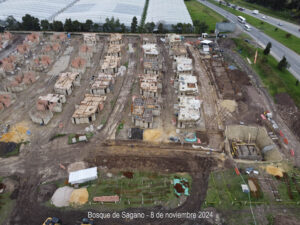 El avance en Bosque de Sagano sigue adelante con paso firme. Se consolidan nuevas estructuras, destacando el progreso continuo en las viviendas y el urbanismo del proyecto.