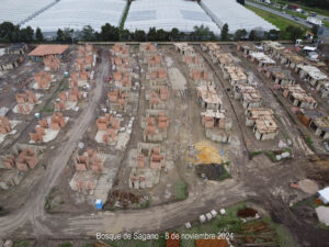 El avance en Bosque de Sagano sigue adelante con paso firme. Se consolidan nuevas estructuras, destacando el progreso continuo en las viviendas y el urbanismo del proyecto.