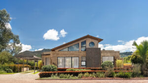 Fachada de casa modelo de 1 piso con altillo en el proyecto Bosque de Sagano, Cajicá.